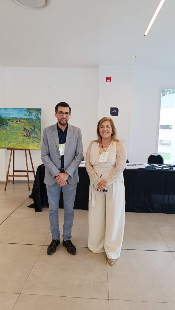Claudia Solís junto al intendente de Villa Merlo, Juan Álvarez Pinto.